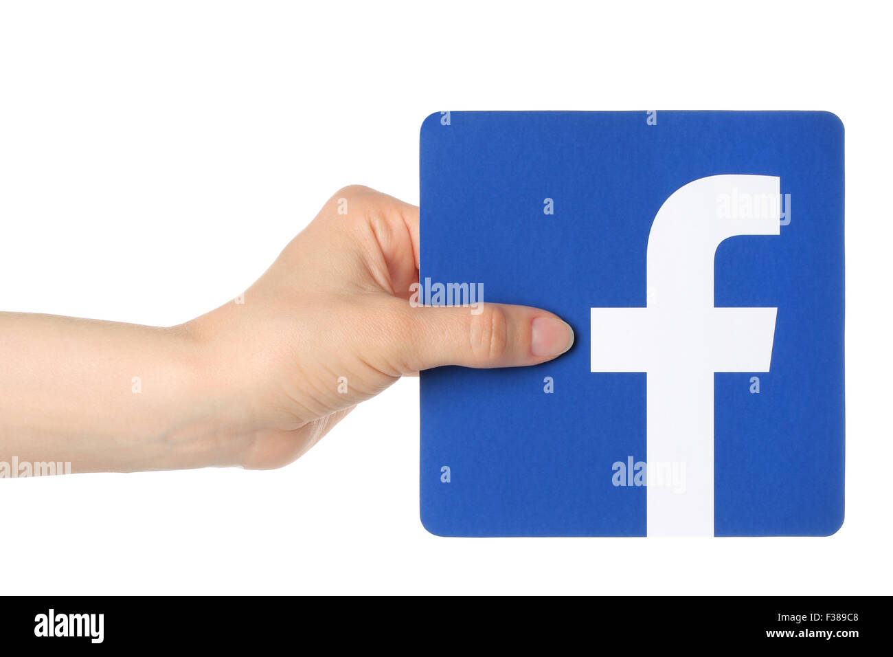 Kiew, UKRAINE - 30. April 2015: Hand hält Facebook Logo gedruckt auf Papier auf weißem Hintergrund Stockfoto