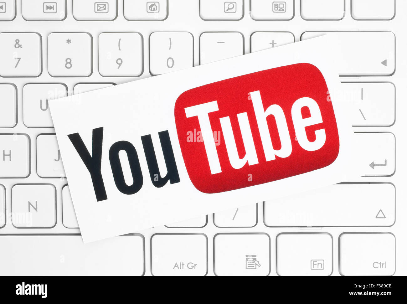 Kiew, UKRAINE - 15. April 2015: YouTube Logo gedruckt auf Papier und auf weißen Tastatur gelegt. Stockfoto