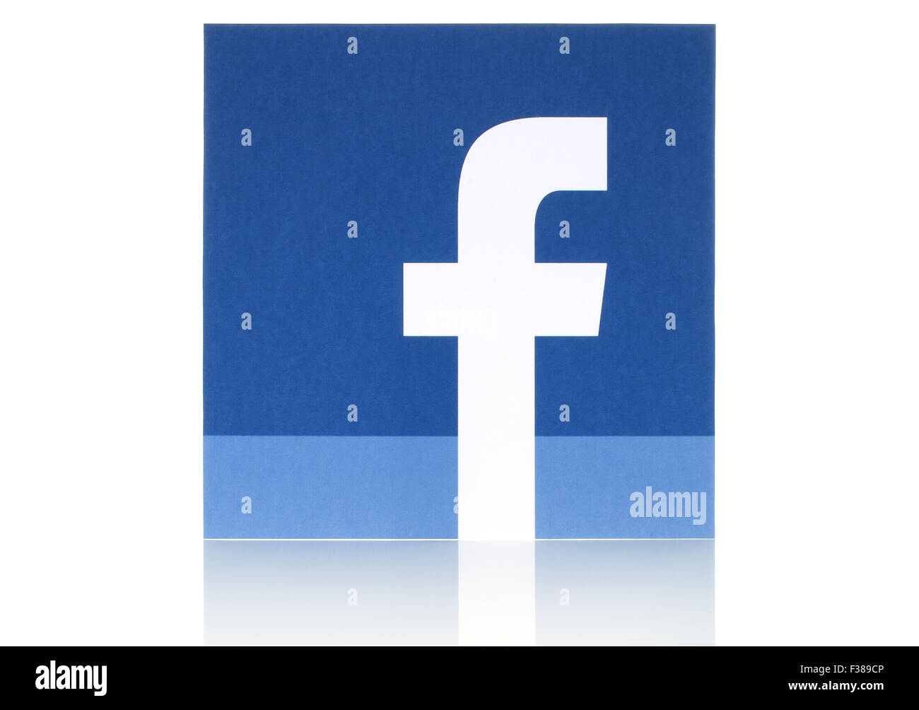 Kiew, UKRAINE - 8. Mai 2015: Facebook Logo Zeichen auf Papier gedruckt und auf weißem Hintergrund platziert. Stockfoto