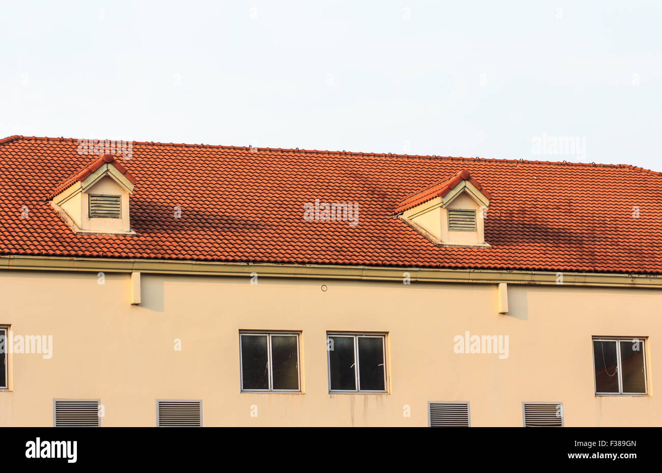 Schornsteine auf dem Dach des roten Ziegeln mit blauen Himmel und Wolken. Stockfoto