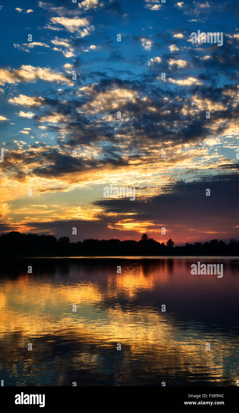 Sonnenuntergang über einem See im Norden von Minnesota, USA. Stockfoto