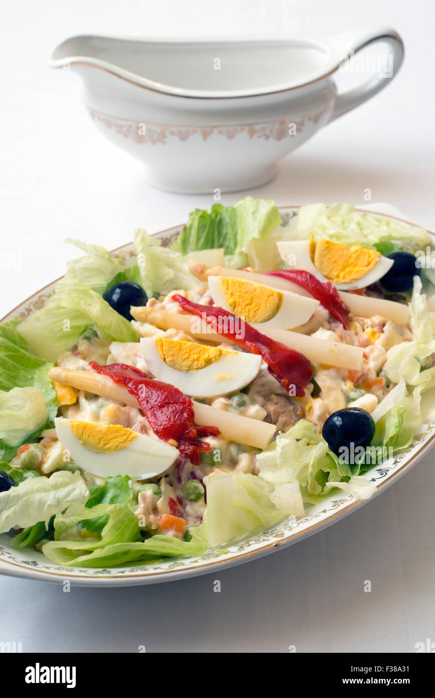 Tablett mit russischem Salat und Aufsatz im Hintergrund Stockfoto