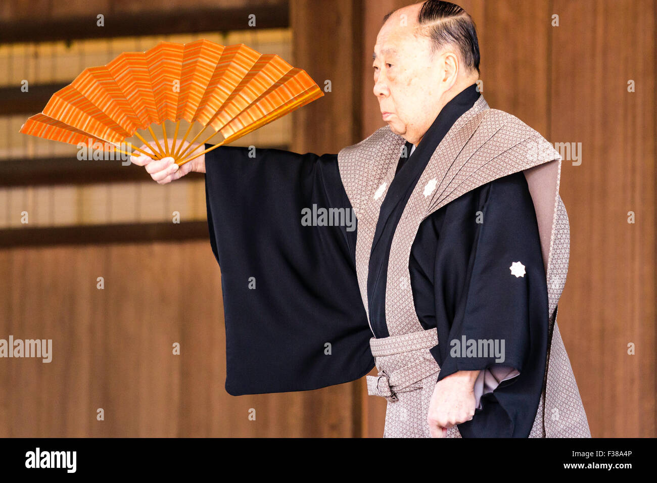 An den Yasaka Schrein, in Kyoto, der berühmten japanischen Noh Schauspieler, Katayama Yusetsu, Durchführung eines Kyogen comedy Tanz, mit Lüfter, auf der Bühne Noh, tagsüber. Stockfoto