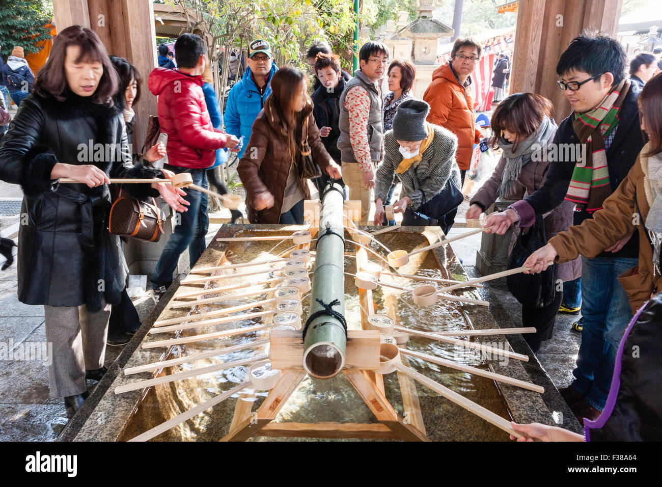 Nishinomiya Shinto Schrein an Shogatsu, neues Jahr. Auf die Reinigung Becken, Te-mizuya, bevor Sie in das Heiligtum. Stockfoto