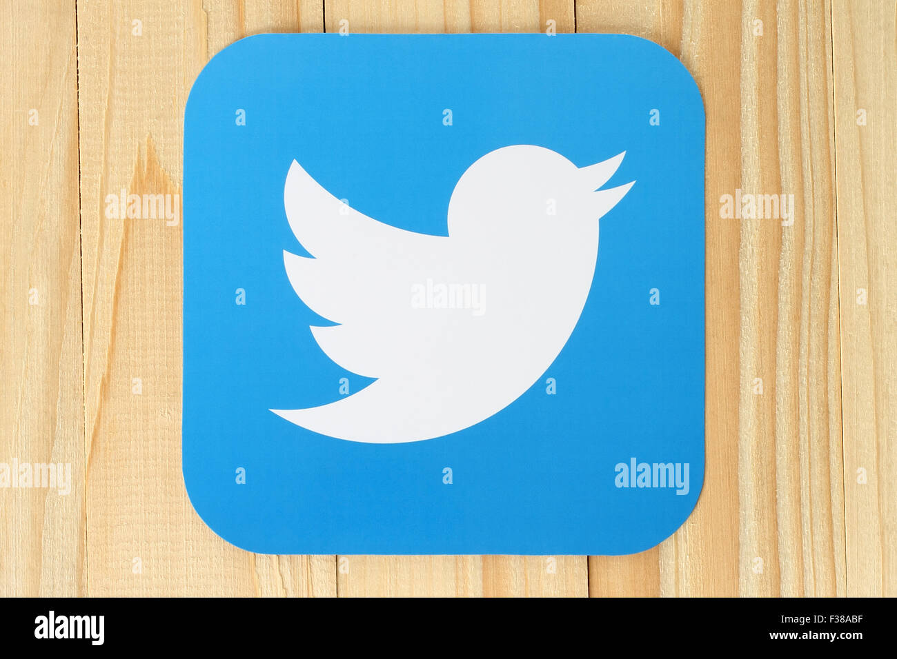 Kiew, UKRAINE - 30 APRIL 2015:Twitter Schriftzug Vogel gedruckt auf Papier, auf Holz Hintergrund Stockfoto