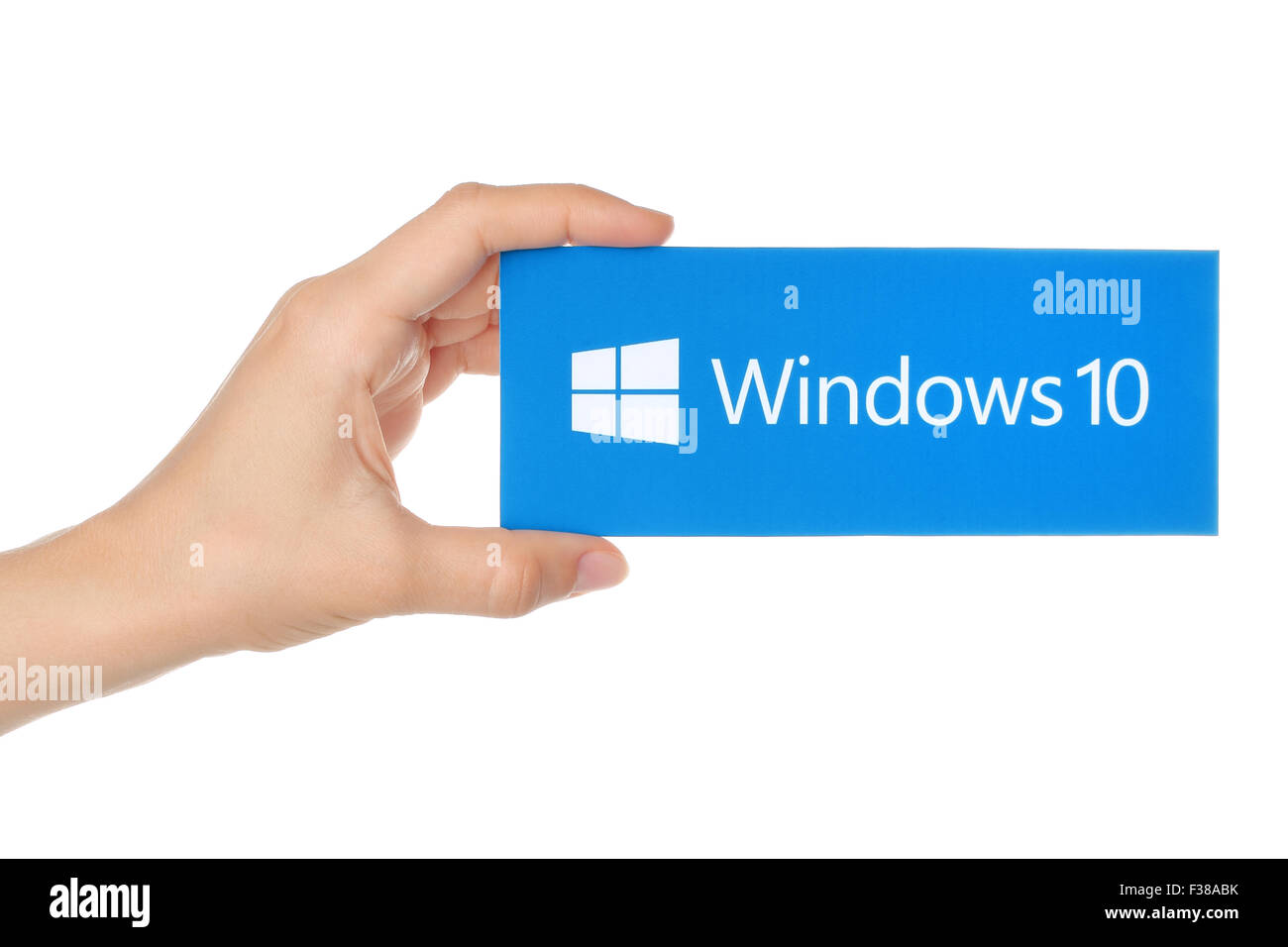 Kiew, UKRAINE - 18. AUGUST 2015:Hand hält Windows 10 Logo auf Papier gedruckt. Stockfoto