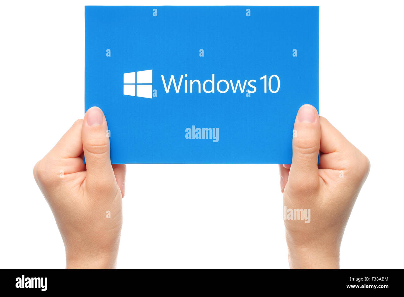 Kiew, UKRAINE - 18. AUGUST 2015:Hand hält Windows 10 Logo auf Papier gedruckt. Stockfoto