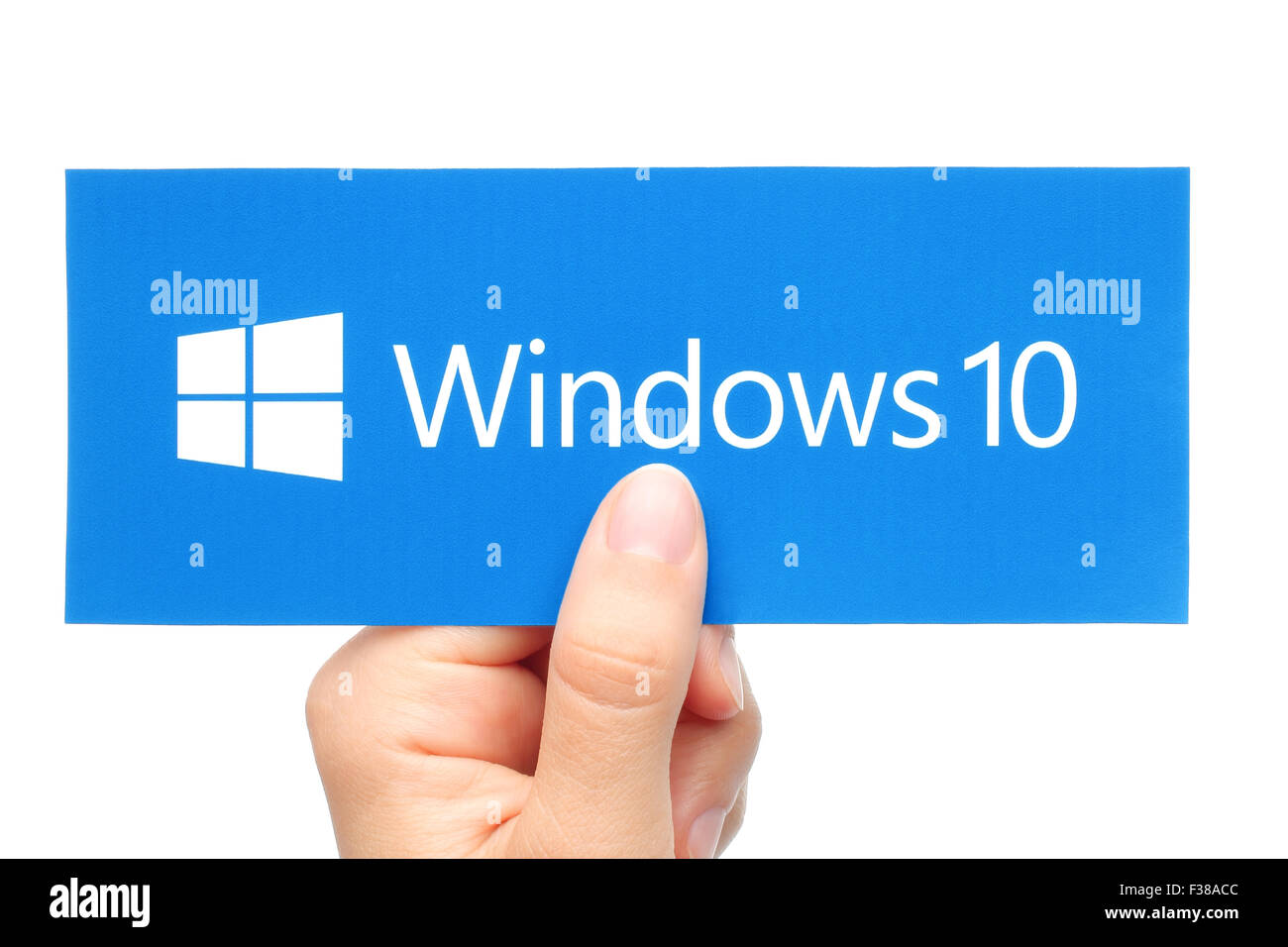 Kiew, UKRAINE - 18. AUGUST 2015:Hand hält Windows 10 Logo auf Papier gedruckt. Stockfoto