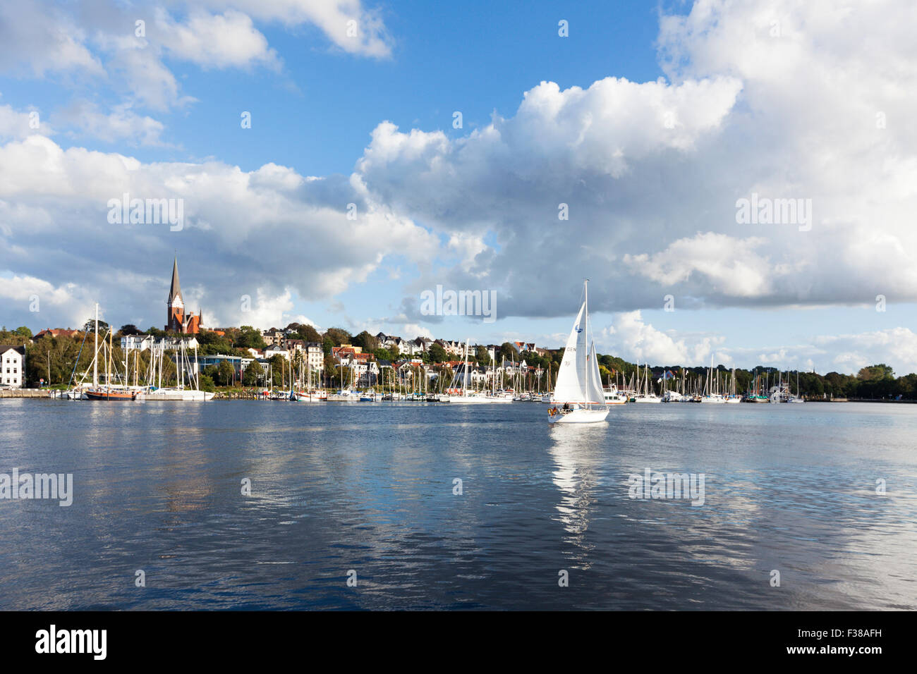 Marina und Fruerlund Viertel am östlichen Ufer des Flensburg, Segelboot im Vordergrund Stockfoto