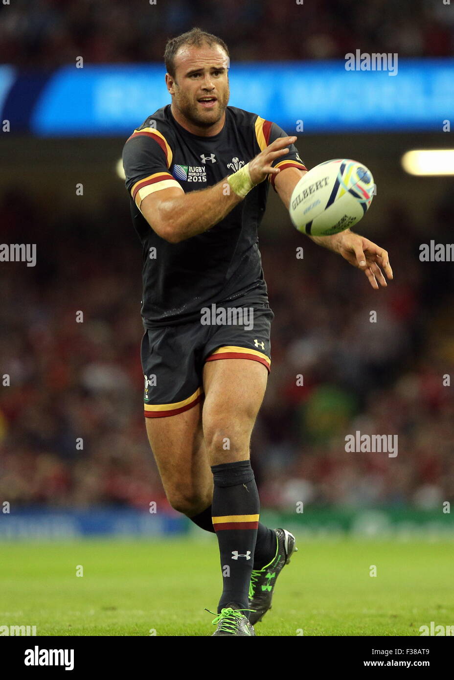 Cardiff, UK.  Donnerstag, 1. Oktober 2015 Jamie Roberts von Wales geht der Ball Rugby World Cup 2015, Wales V Fidschi im Millennium, Stadion, Wales, UK Credit: D Legakis/Alamy Live News Stockfoto