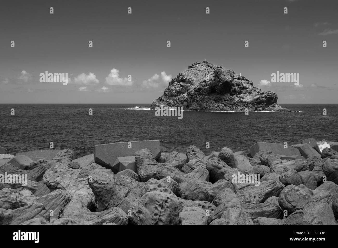 Blick auf die Felsen von Garachico über des Küstenschutzes an der Nord Küste von Teneriffa, Kanarische Inseln, Spanien. Farbe F38BA7 Stockfoto