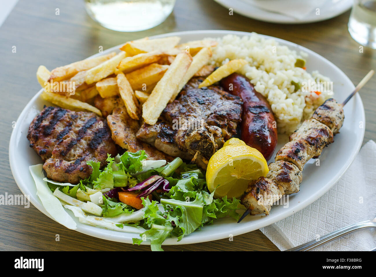 Mischen Sie Fleischplatte mit Pommes frites, griechisches Essen Stockfoto