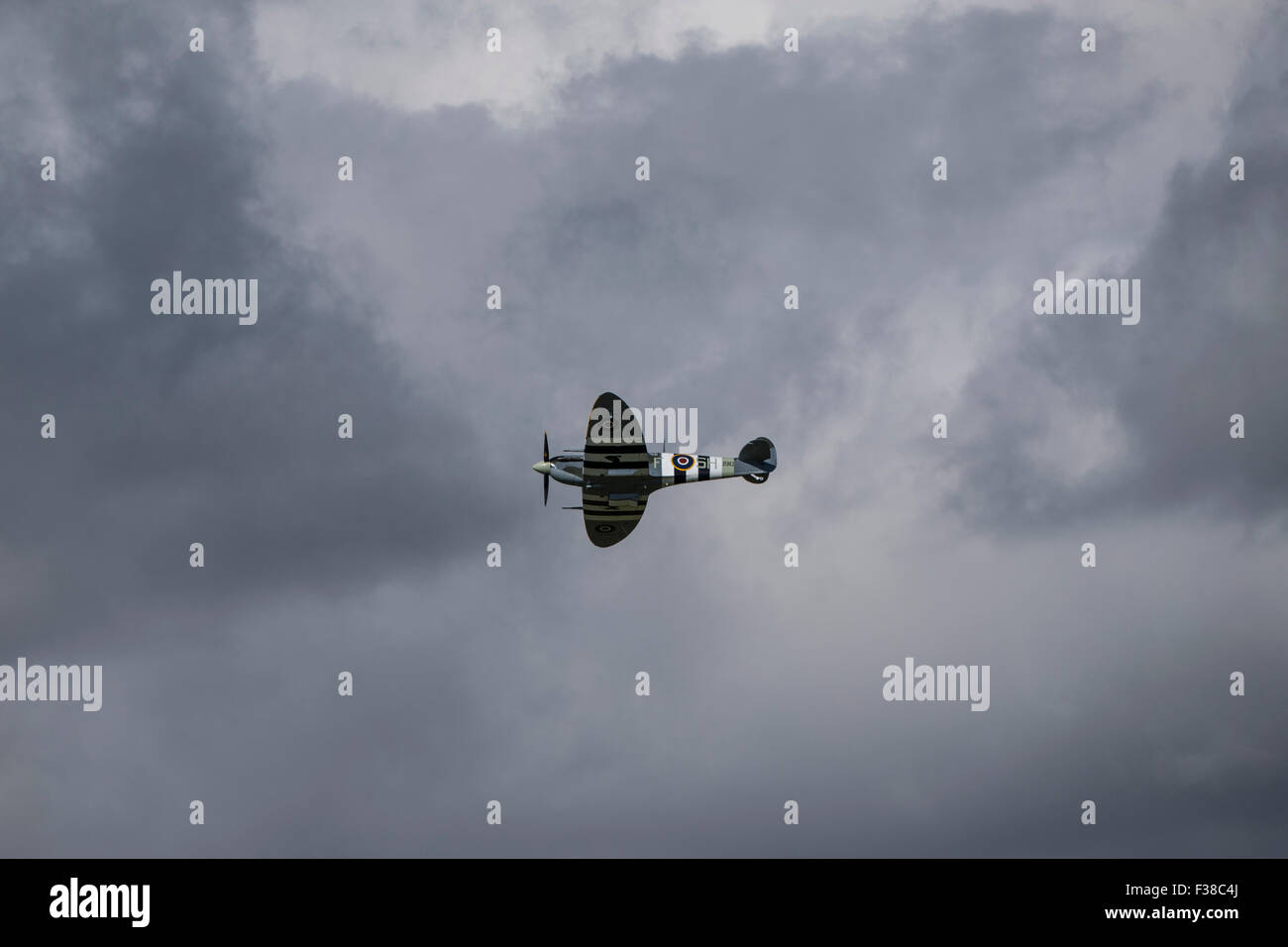 Supermarine Spitfire Mk LF Vb AB910 Kampfflugzeuge in der Luftschlacht um England 75. Jahrestag Überflug Stockfoto