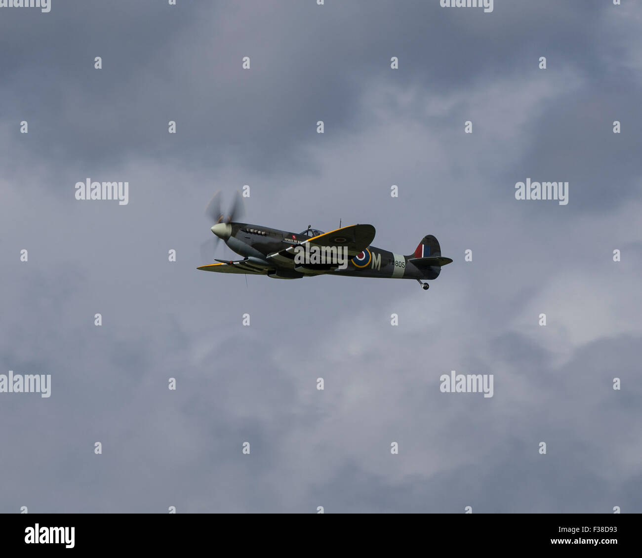 Supermarine Spitfire Mk IX TA805 in der Schlacht von Großbritannien erhalten 75. Jahrestag Überflug Stockfoto