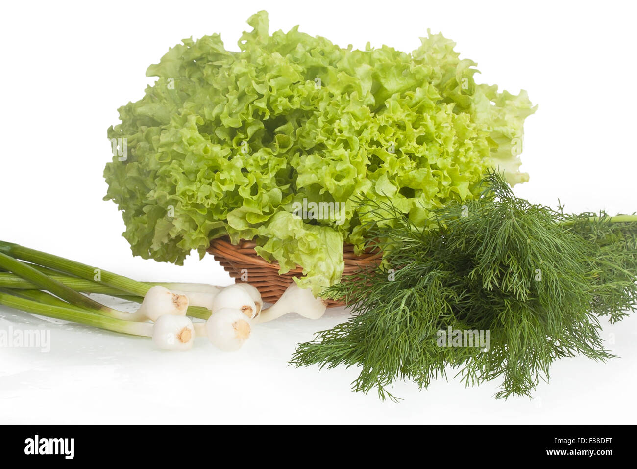 Junger Knoblauch, Salat und Dill isoliert auf weißem Hintergrund Stockfoto