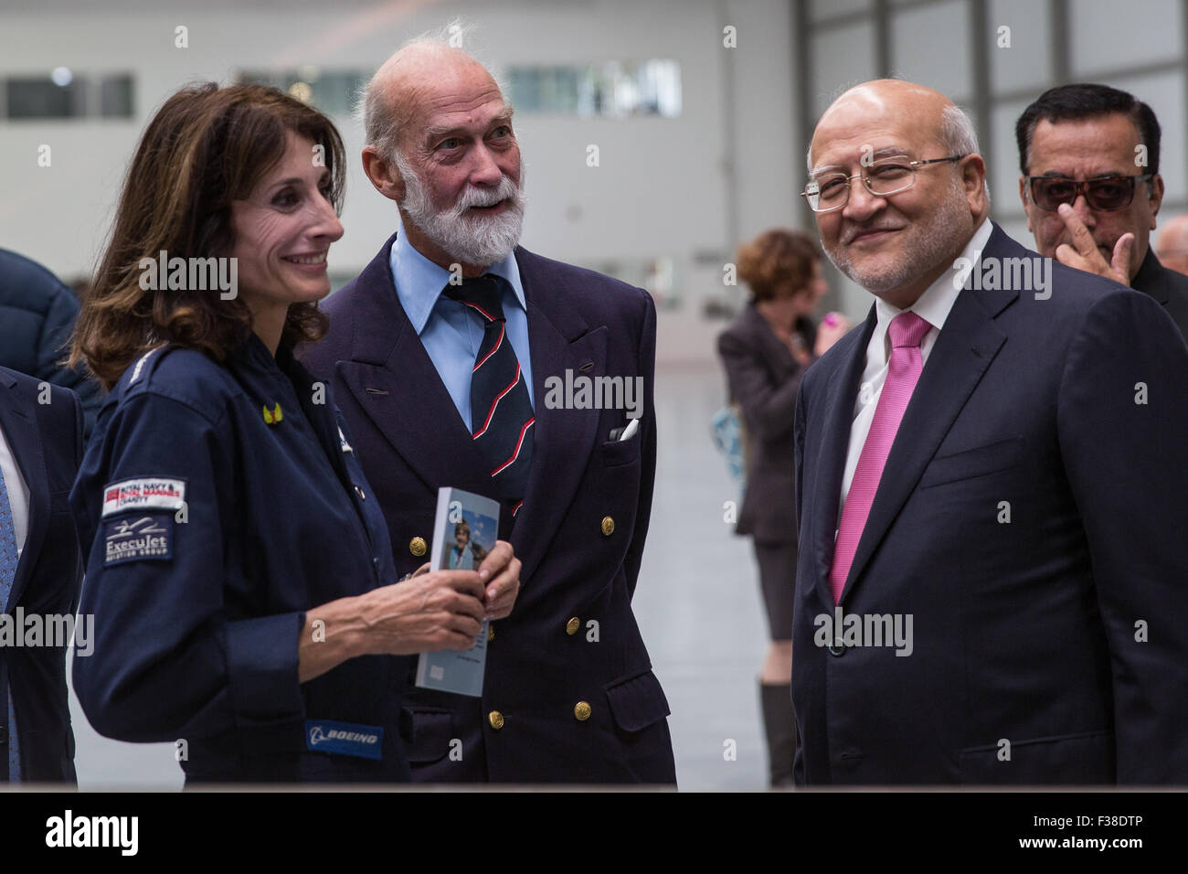 Farnborough Airport, UK. 1. Oktober 2015. Abenteurer Tracey Curtis-Taylor beginnt 13.000 Meile Solo Doppeldecker Flug.  Tracey Curtis Taylor im Gespräch mit Prinz Michael von Kent Credit: carol Moir/Alamy Live-Nachrichten Stockfoto