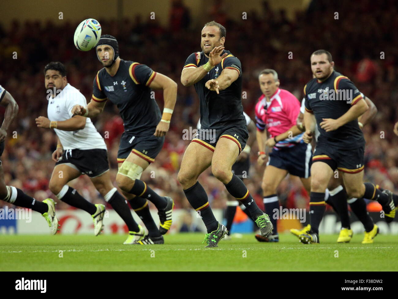 Cardiff, UK.  Donnerstag, 1. Oktober 2015 Jamie Roberts von Wales (C) geht der Ball Rugby World Cup 2015, Wales V Fidschi im Millennium, Stadion, Wales, UK Credit: D Legakis/Alamy Live News Stockfoto