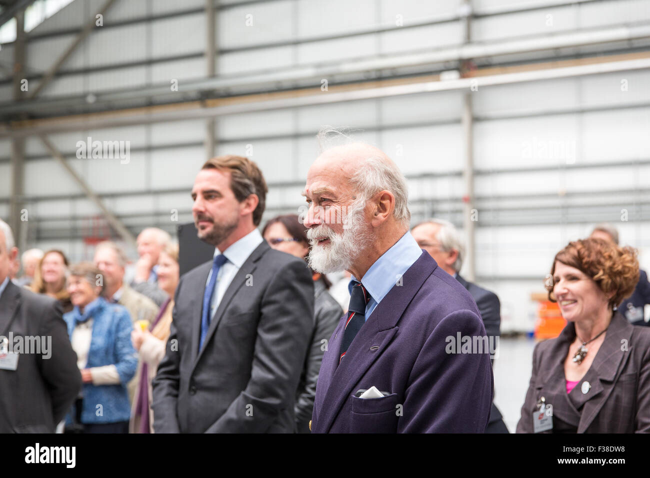 Farnborough Airport, UK. 1. Oktober 2015. Abenteurer Tracey Curtis-Taylor beginnt 13.000 Meile Solo Doppeldecker Flug.  Prinz Michael von Kent Credit: carol Moir/Alamy Live-Nachrichten Stockfoto
