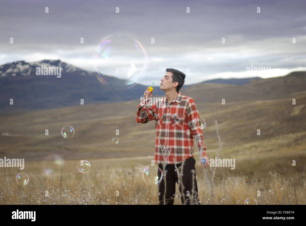Junge, eine riesige Seifenblase Stockfoto