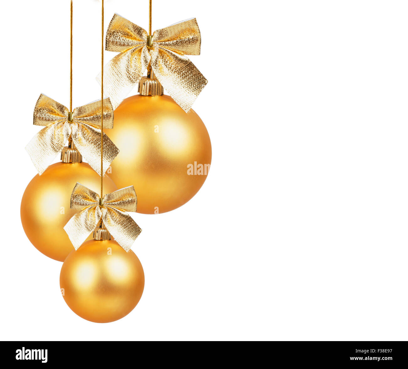 Drei goldene Weihnachtskugeln mit goldenen Bogen isoliert auf weißem Hintergrund Stockfoto