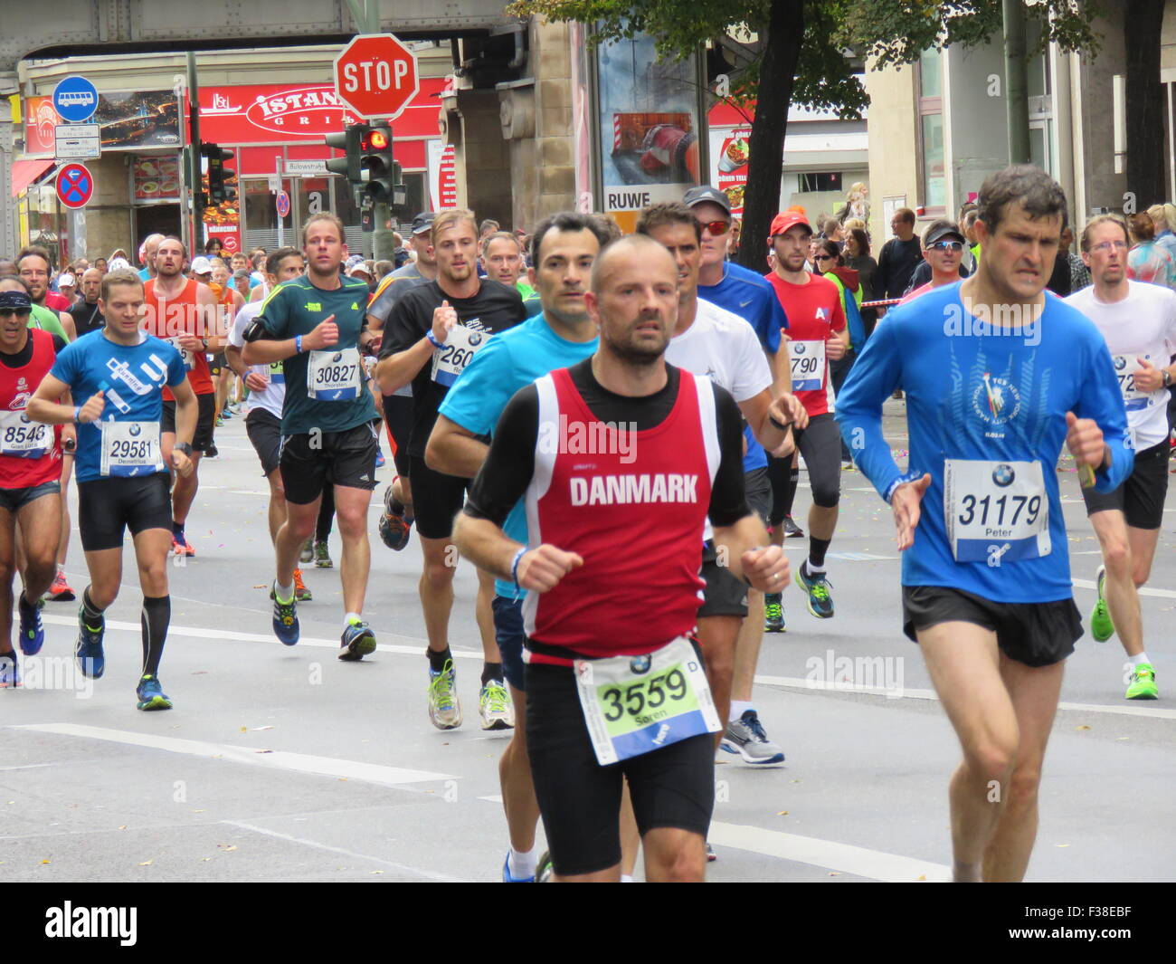 BMW Berlin Marathon 2015 – internationale Läufer, jubelnde Menschenmassen, Brandenburger Tor und pulsierende Stadtatmosphäre bei legendärem Sportevent Stockfoto