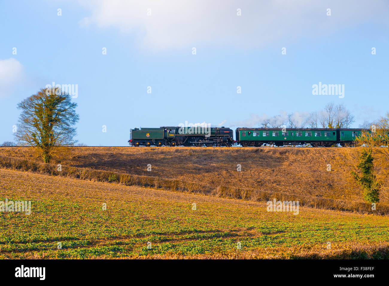 BR Standard Klasse 7 Dampflokomotive Nr. 70000" Britannia" läuft rückwärts auf einen Zug zwischen vier Marken & Ropley auf dem M Stockfoto