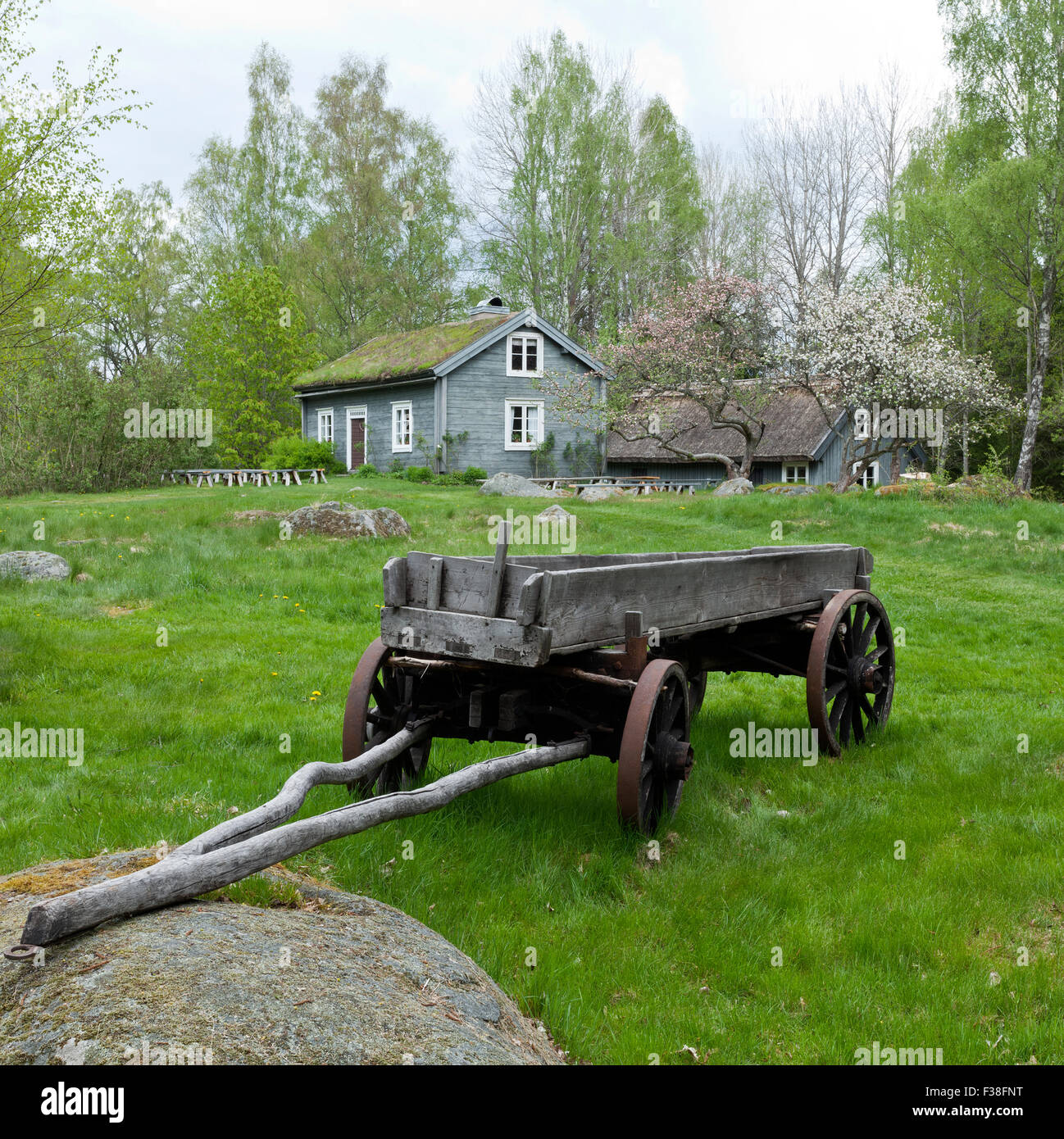 KLASATORPET, SCHWEDEN AM 15. MAI 2012. Blick von einem Holzwagen, Wagen und Gebäuden. Bekannte Croft vom 18. Redaktionelle Nutzung. Stockfoto