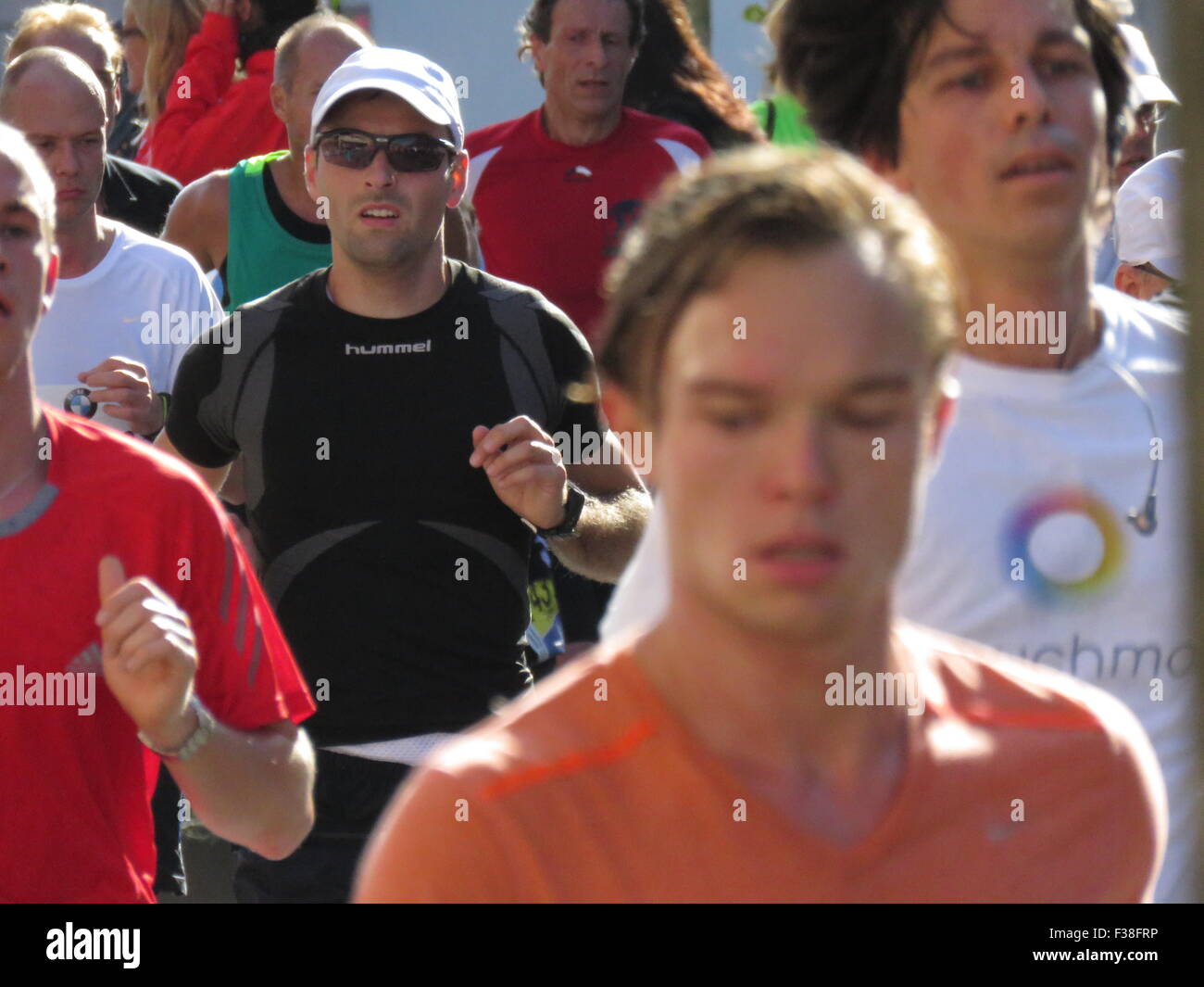 BMW Berlin Marathon 2015 – internationale Läufer, jubelnde Menschenmassen, Brandenburger Tor und pulsierende Stadtatmosphäre bei legendärem Sportevent Stockfoto