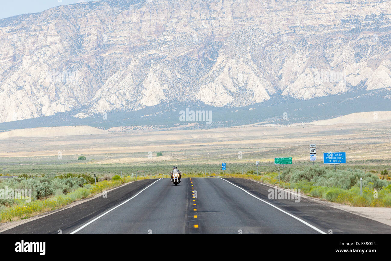 Ein paar auf einem Motorrad und Beschleunigung auf einer Autobahn in Utah Stockfoto