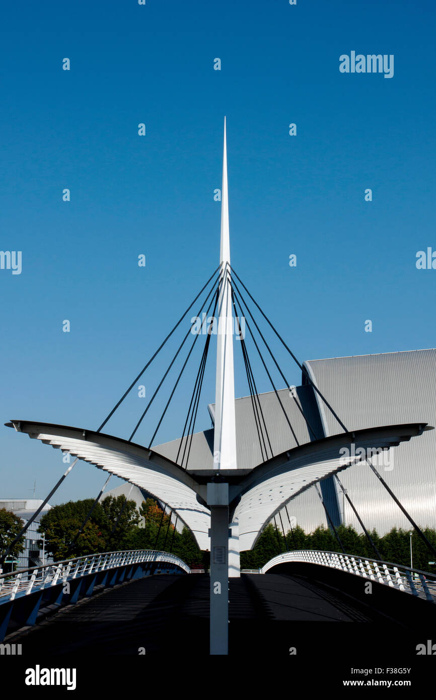 Das untere Ende der Glocken-Brücke in Glasgow mit Blick auf den Clyde Auditorium Stockfoto