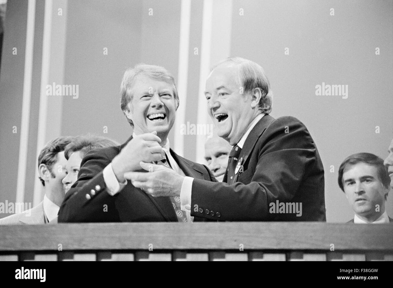 Gouverneur Jimmy Carter lächelt zusammen mit Senator Hubert Humphrey nach der Aufnahme der Demokratischen Partei-Nominierung bei der Democratic National Convention 15. Juli 1976 in New York, NY. Stockfoto