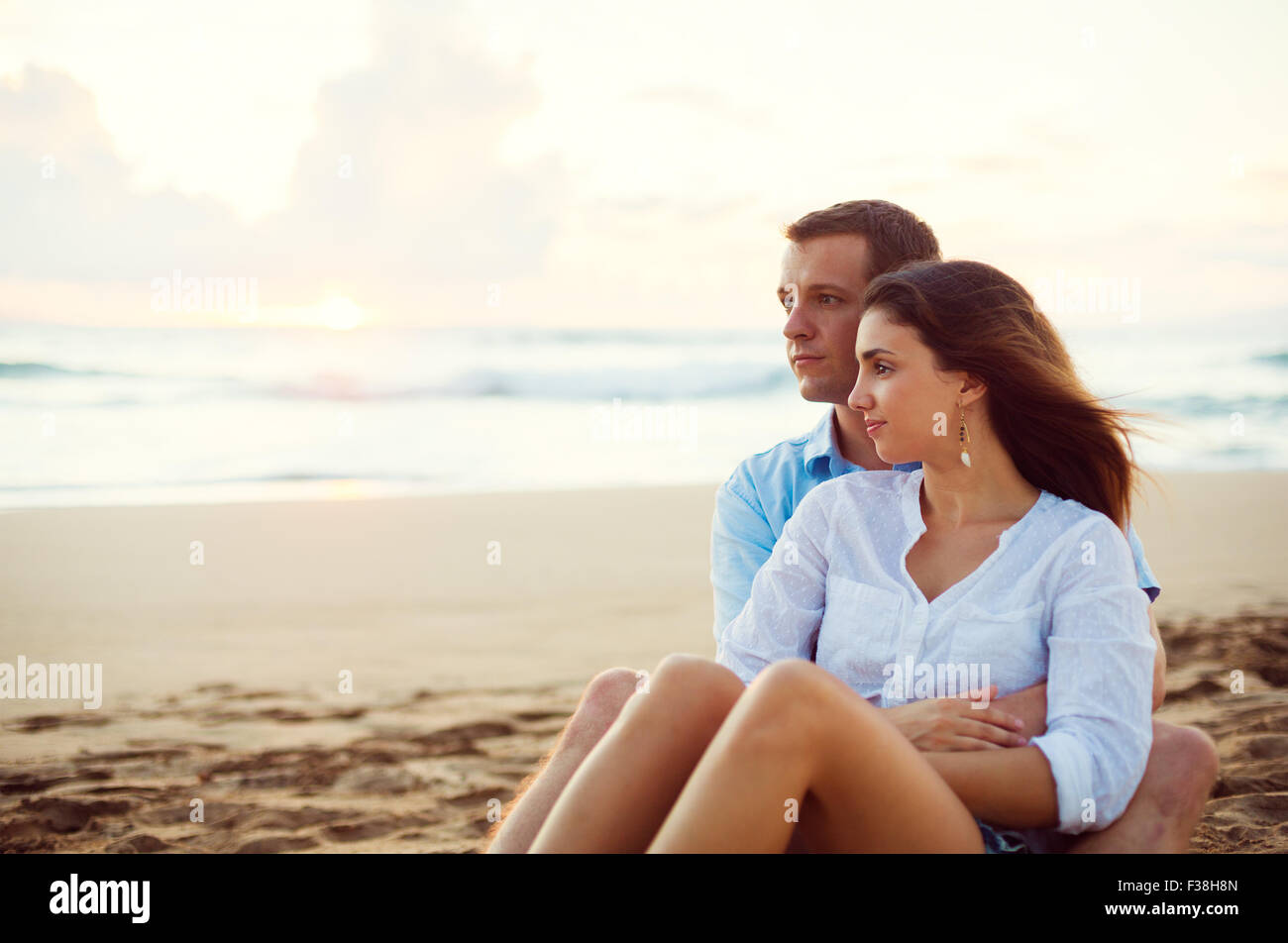 Glückliche junge romantische Paar am Strand den Sonnenuntergang entspannen. Flitterwochen-Urlaub. Stockfoto
