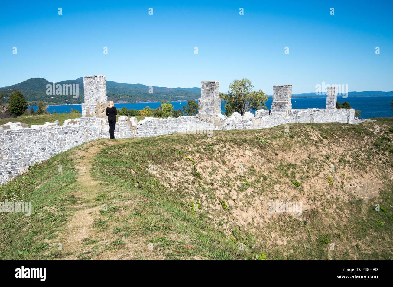 Frau, die Fotos von den Ruinen des britischen Forts am Lake Champlain in Crown Point New York Stockfoto