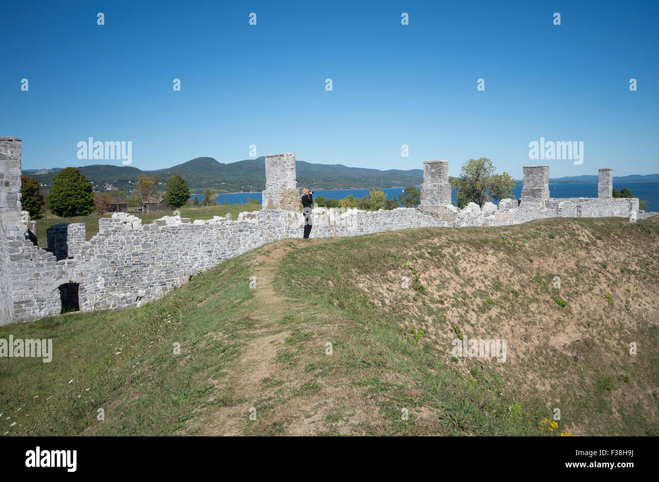 Frau, die Fotos von den Ruinen des britischen Forts am Lake Champlain in Crown Point New York Stockfoto