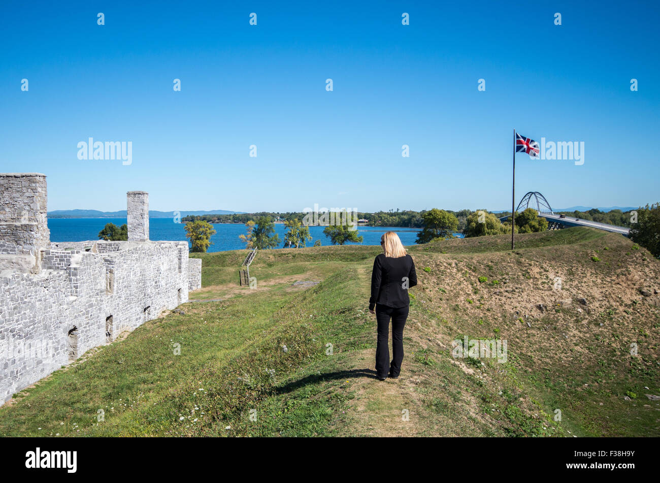 Frau, die Fotos von den Ruinen des britischen Forts am Lake Champlain in Crown Point New York Stockfoto