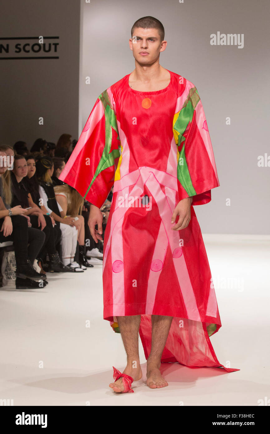 London, UK. 19.09.2015. Sammlung von Linus Broden. Start-und Landebahn zeigen von der Swedish School of Textiles bei Fashion Scout während der London Fashion Week. Stockfoto