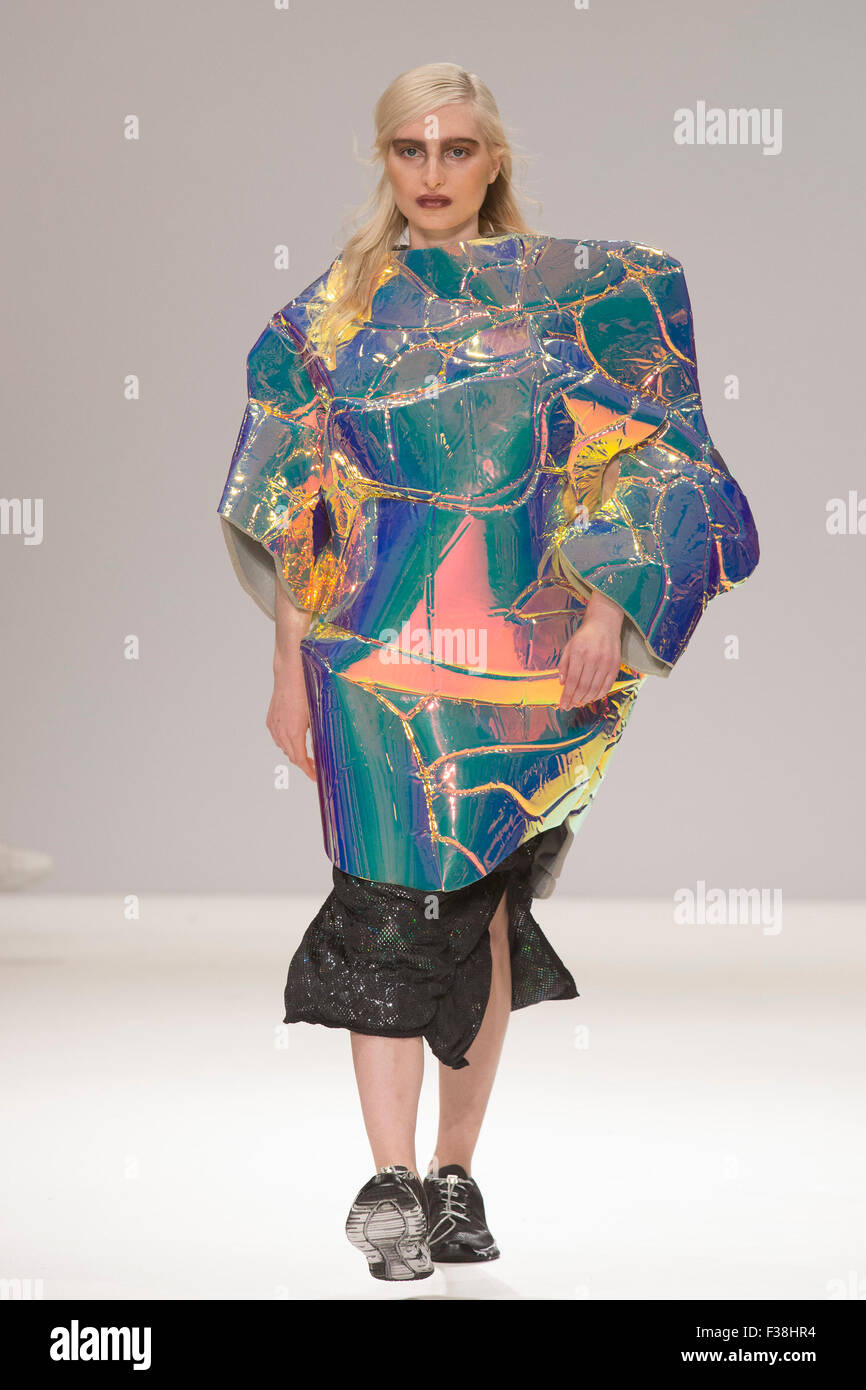 London, UK. 19.09.2015. Sammlung von John Daniel Isacsson. Start-und Landebahn zeigen von der Swedish School of Textiles bei Fashion Scout während der London Fashion Week. Stockfoto