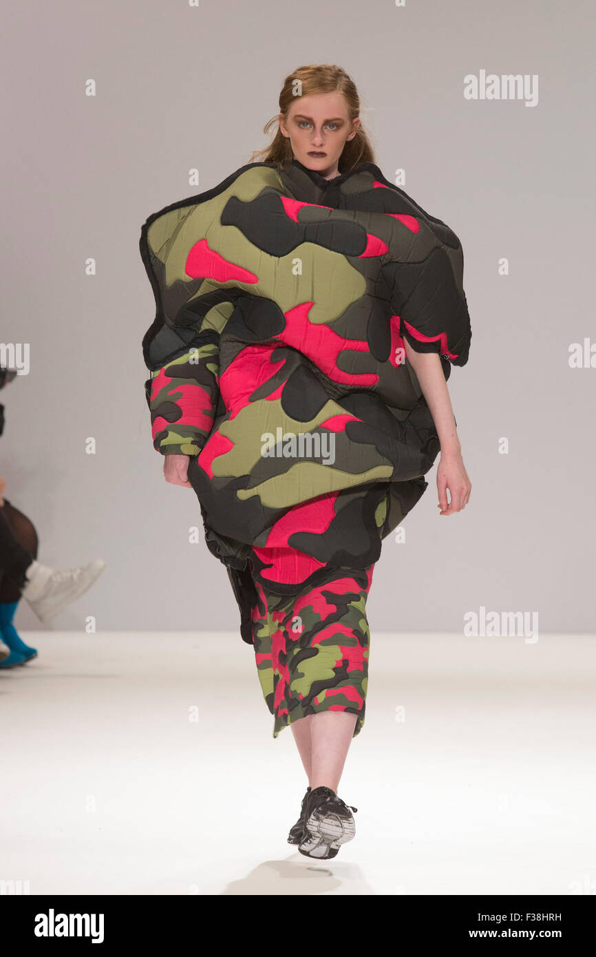 London, UK. 19.09.2015. Sammlung von John Daniel Isacsson. Start-und Landebahn zeigen von der Swedish School of Textiles bei Fashion Scout während der London Fashion Week. Stockfoto