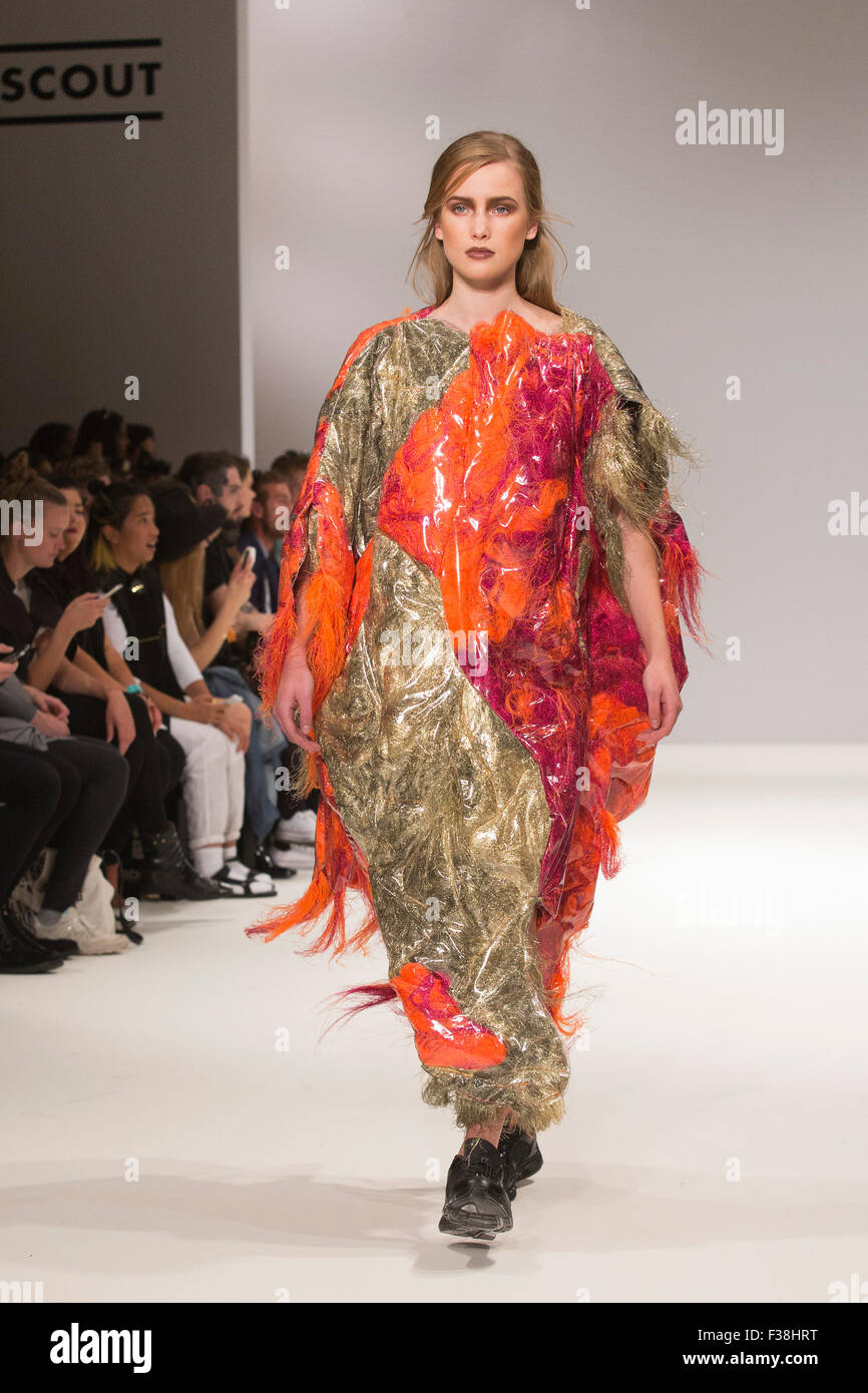 London, UK. 19.09.2015. Sammlung von John Daniel Isacsson. Start-und Landebahn zeigen von der Swedish School of Textiles bei Fashion Scout während der London Fashion Week. Stockfoto