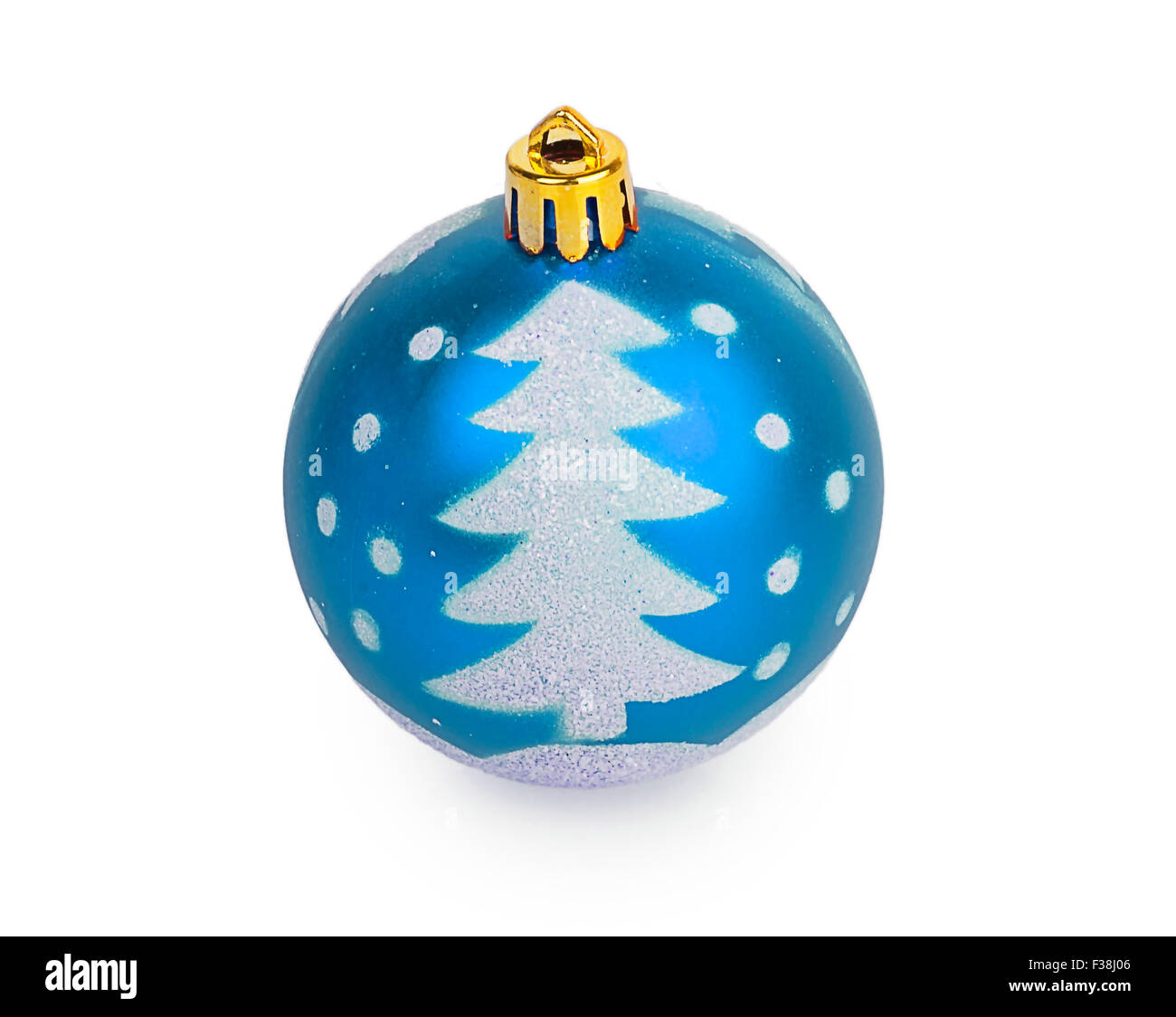 blaue Weihnachtskugel mit bemalten Weihnachtsbaum isoliert auf weißem Hintergrund Stockfoto