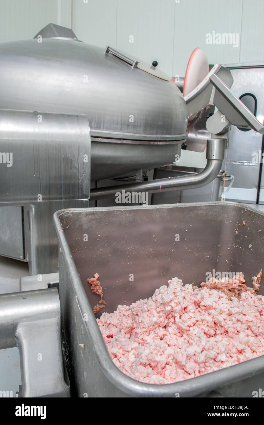 Herstellung von Wurst und Schinken in einer Fleischfabrik Stockfoto