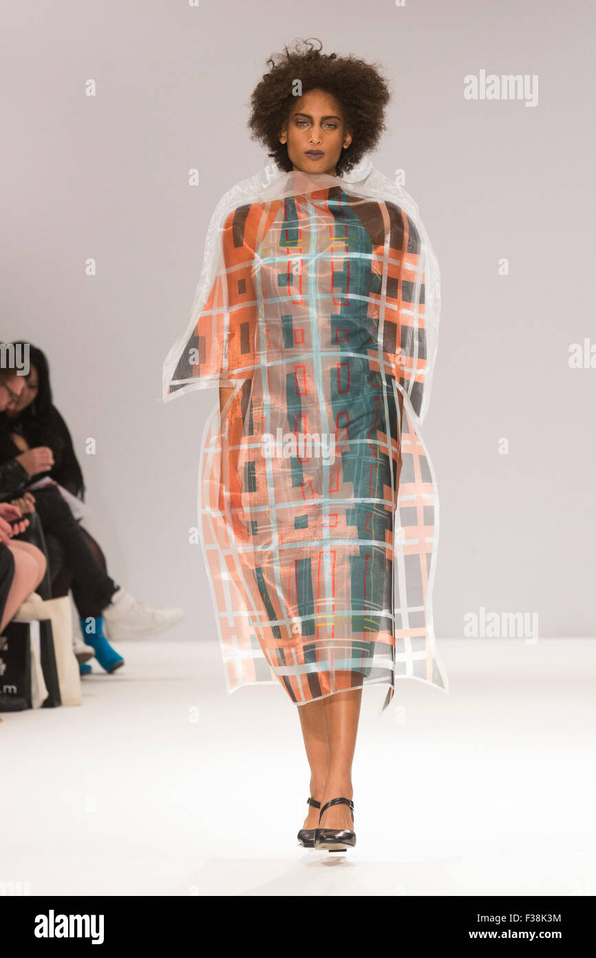 London, UK. 19.09.2015. Sammlung von Savina Koohnavard. Start-und Landebahn zeigen von der Swedish School of Textiles bei Fashion Scout während der London Fashion Week. Stockfoto