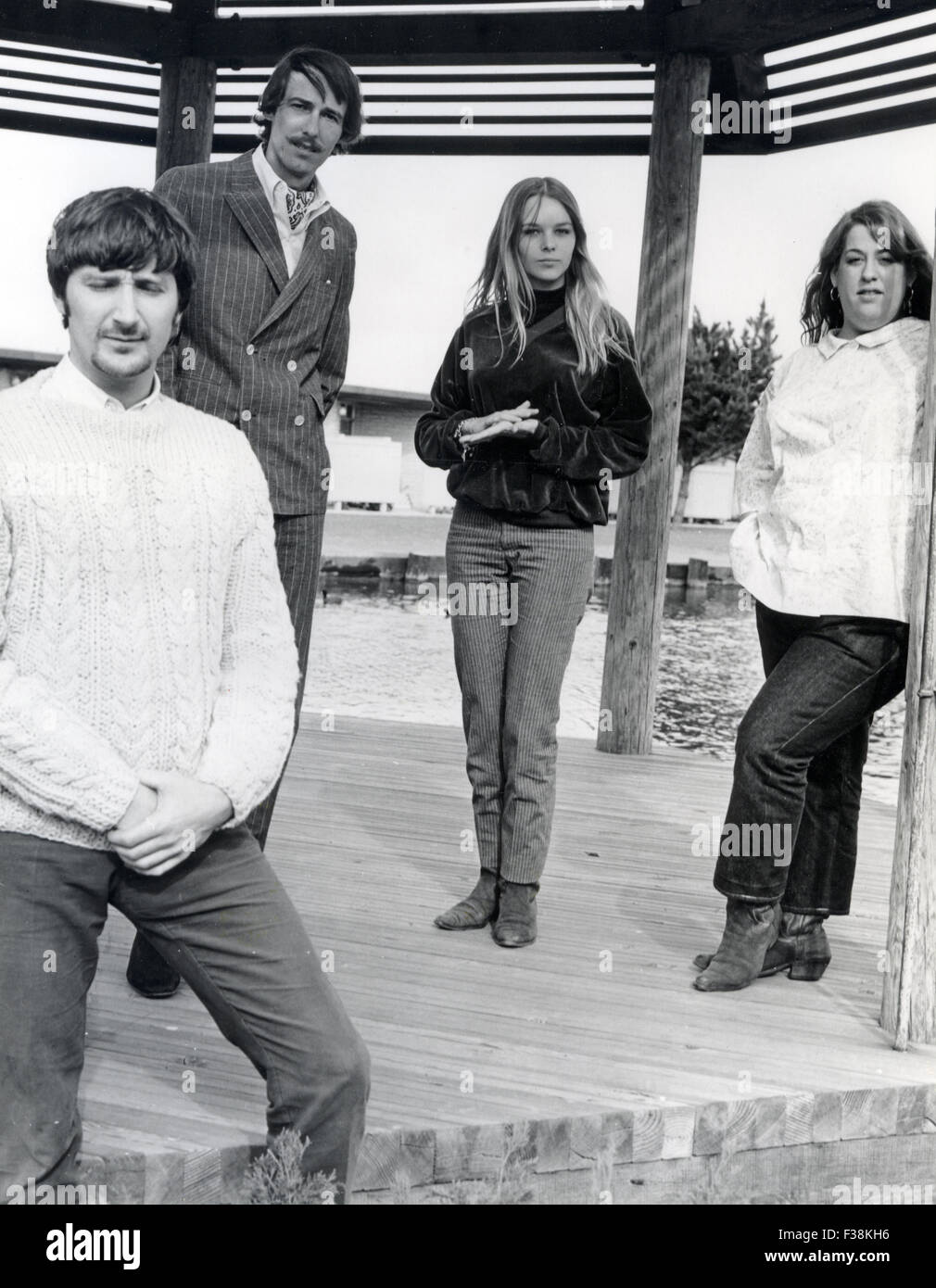 DIE MAMAS AND THE PAPAS-Promo-Foto des US-Konzerns über 1967. Von links, Denny Doherty, John Phillips, Michelle Philips, Cass Elliott Stockfoto