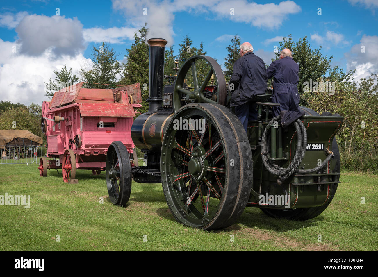 Vintage Traction Dampflokomotive mit einer Vintage Dreschmaschine Stockfoto