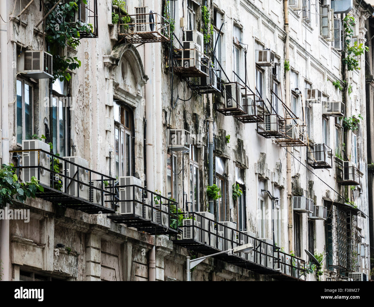 Haus vorne, Balkon, heruntergekommen, verwest, Mumbai, Indien Stockfoto