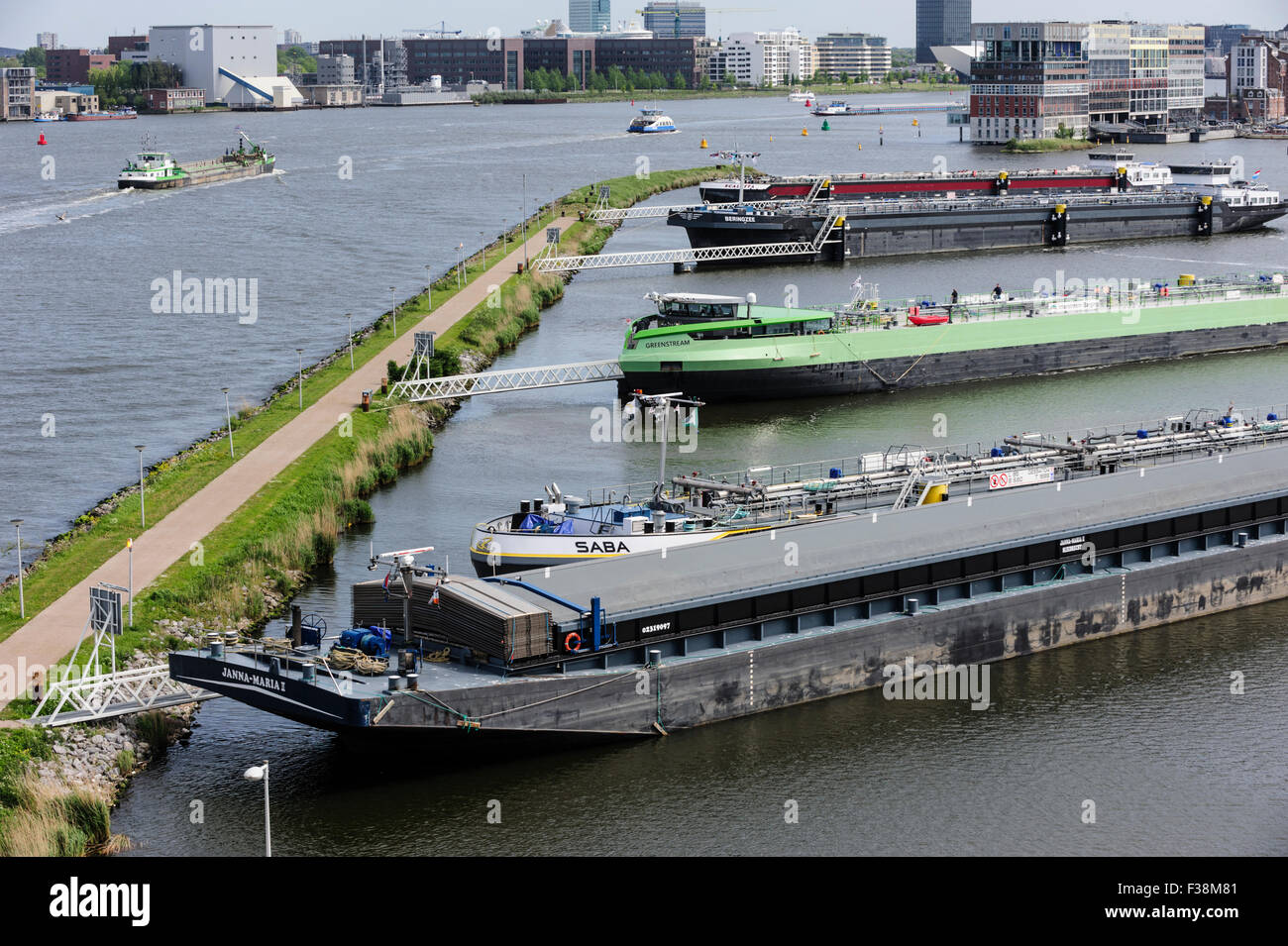 Lastkähne auf den Fluss Ij, Hafen von Amsterdam, Nordholland, Niederlande Stockfoto