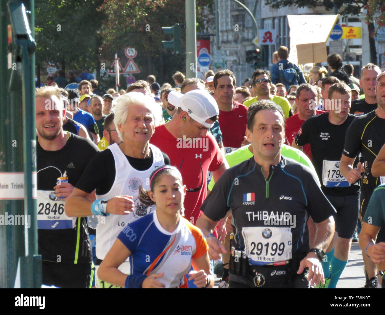 BMW Berlin Marathon 2015 – internationale Läufer, jubelnde Menschenmassen, Brandenburger Tor und pulsierende Stadtatmosphäre bei legendärem Sportevent Stockfoto
