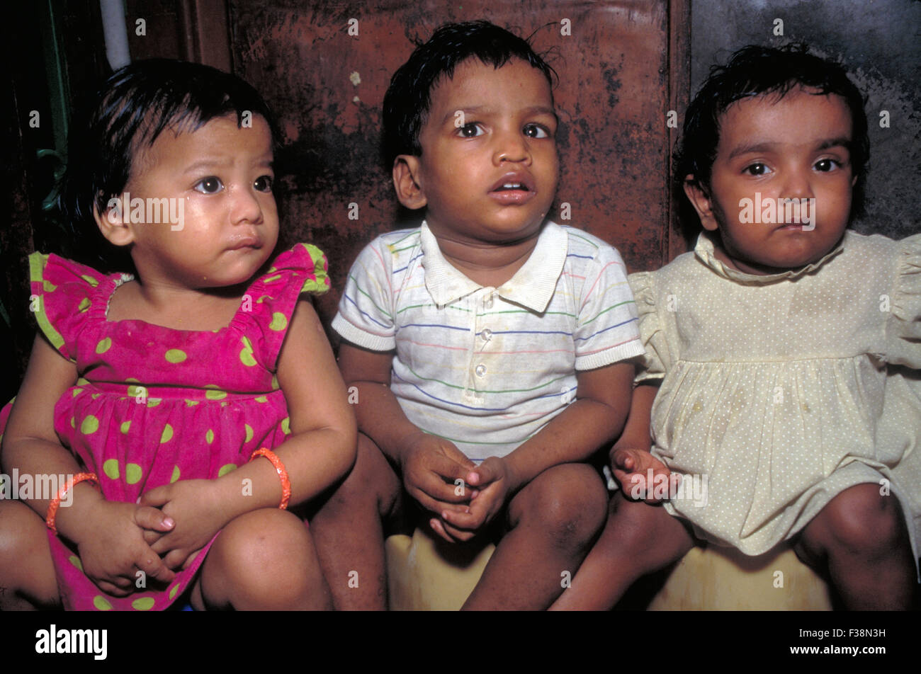 Mutter Teresa Waisen sitzen auf dem Töpfchen in den wichtigsten Waisenhauses in Kalkutta, Indien 1995 Stockfoto