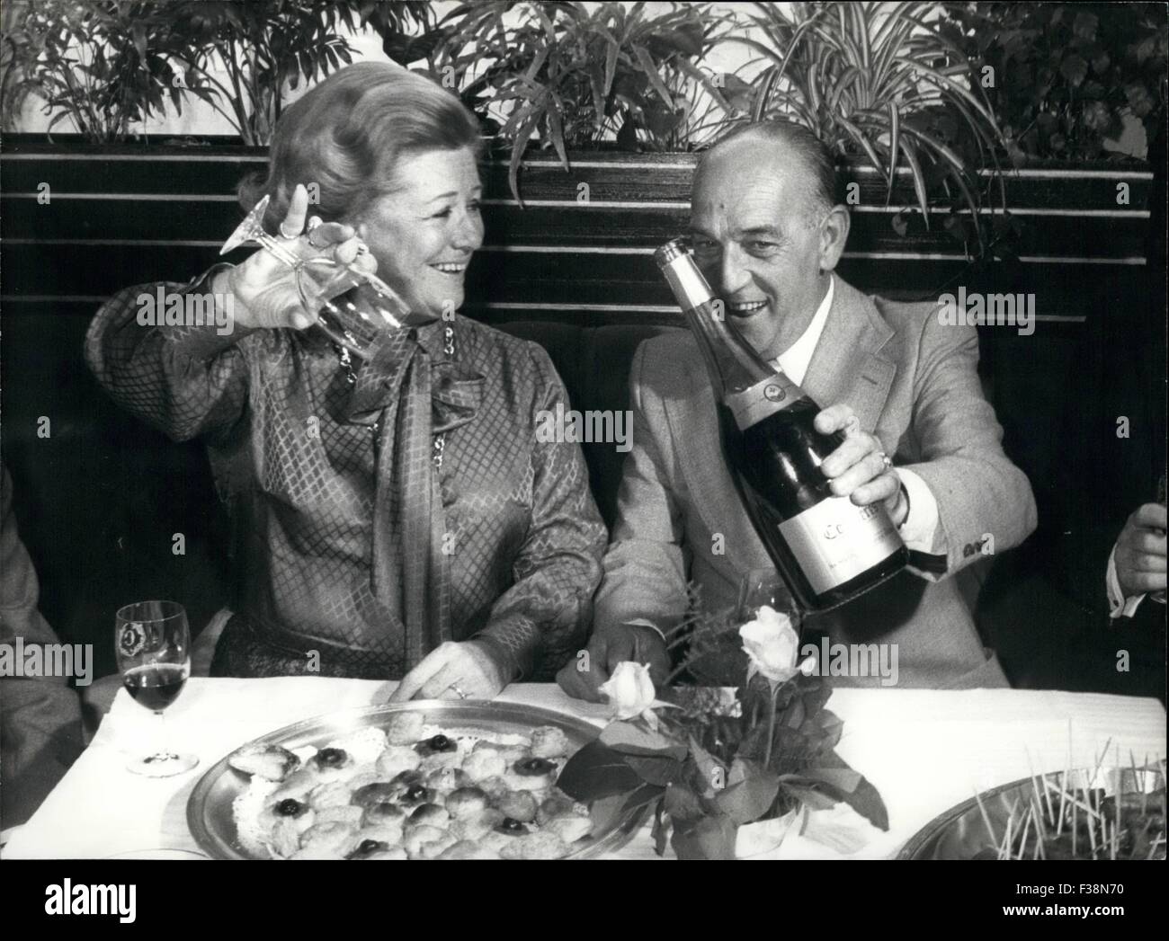 La Duchesse Et Le Bon Vin. 16. Dezember 1963. La Duchesse de Bedford Etait Hier Soir l'invitee du Syndicat de defense du Cru Corbieres Qui, Dans l'ambiance d ' un Grand Restaurant De La Place De La Madeleine, Lui eine vollendete déguster l des Vins du Cru Corbieres Elebore Par Les Vignerons des Coteaux Occitans. NPM: Jacques Berges, Präsident du Syndicat de Defense du Cru Corbieres. S'apprete ein Remplir le Verre De La Duchesse de Bedford Qui En Redemande En Montrant Sohn Verre vide. © Keystone Bilder USA/ZUMAPRESS.com/Alamy Live-Nachrichten Stockfoto