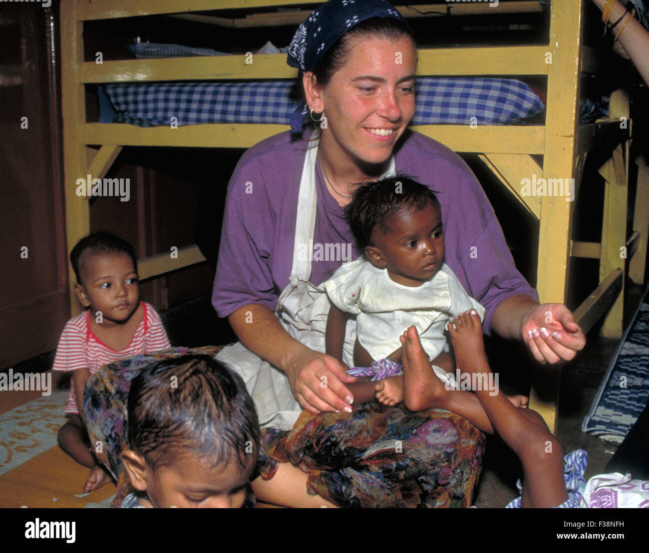Amerikanische Krankenschwester aus Seattle Washington Freiwilligenarbeit in Mutter Teresas Waisenhaus in Kolkata, Indien 1995 Stockfoto